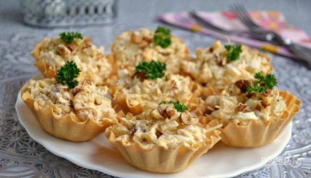 Amuse-bouche au poulet et aux ananas dans des tartelettes