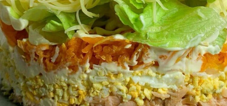 Salade en couches avec saumon fumé