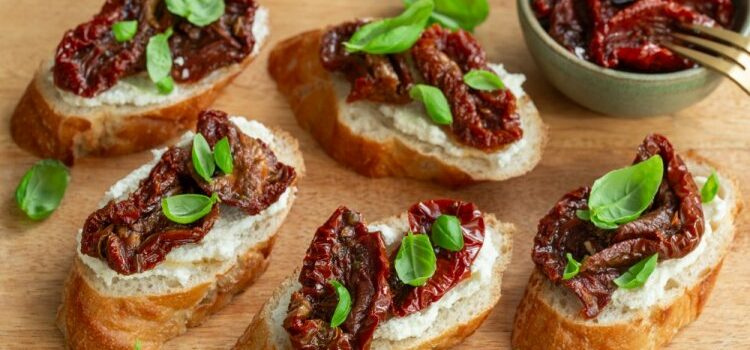 Sandwichs au fromage frais et aux tomates séchées