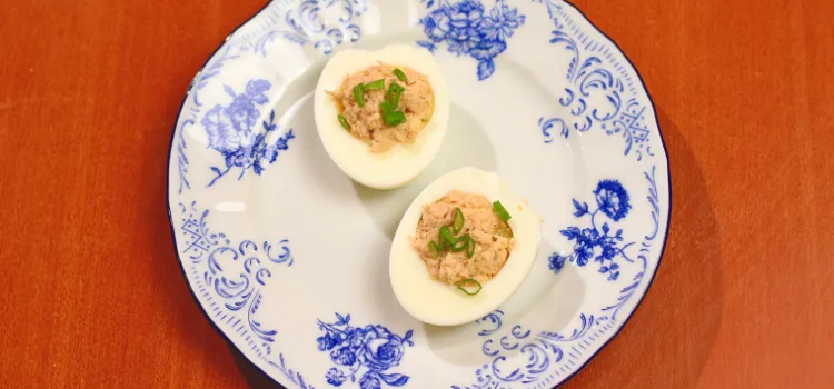 Recette de micro-ondes d&rsquo;œufs mimosa – au thon et aux cornichons