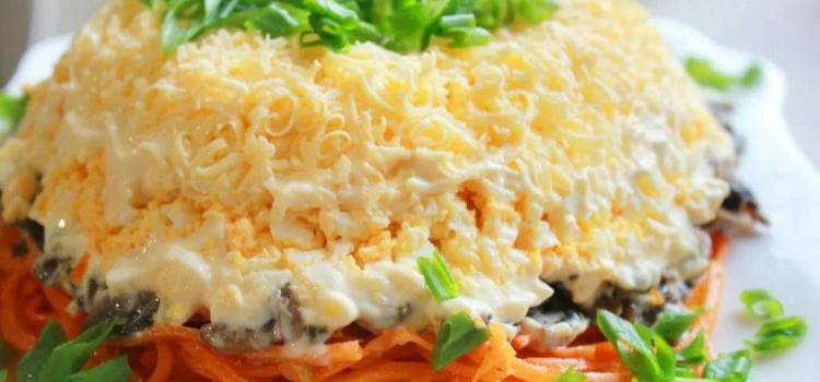 Salade composée de pommes de terre, de carottes coréennes, de fromage et de cœur de porc