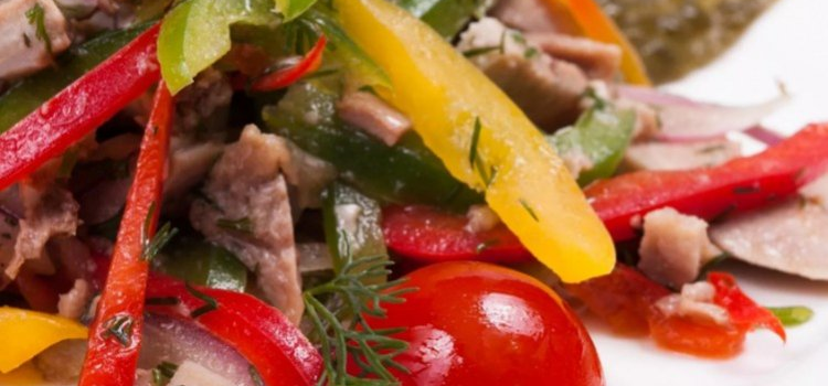 Salade épicée avec piment, légumes frais et cœur de porc