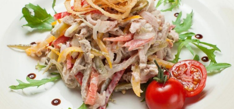 Salade de concombres, tomates, céleri et cœur de porc