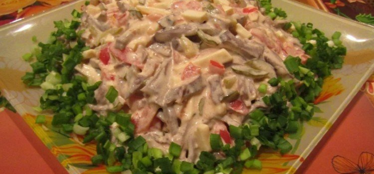 Salade de cœurs de porc au fromage et aux légumes frais