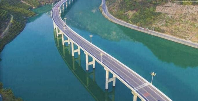 Pourquoi la Chine a-t-elle construit une autoroute en plein milieu d&rsquo;un fleuve ?